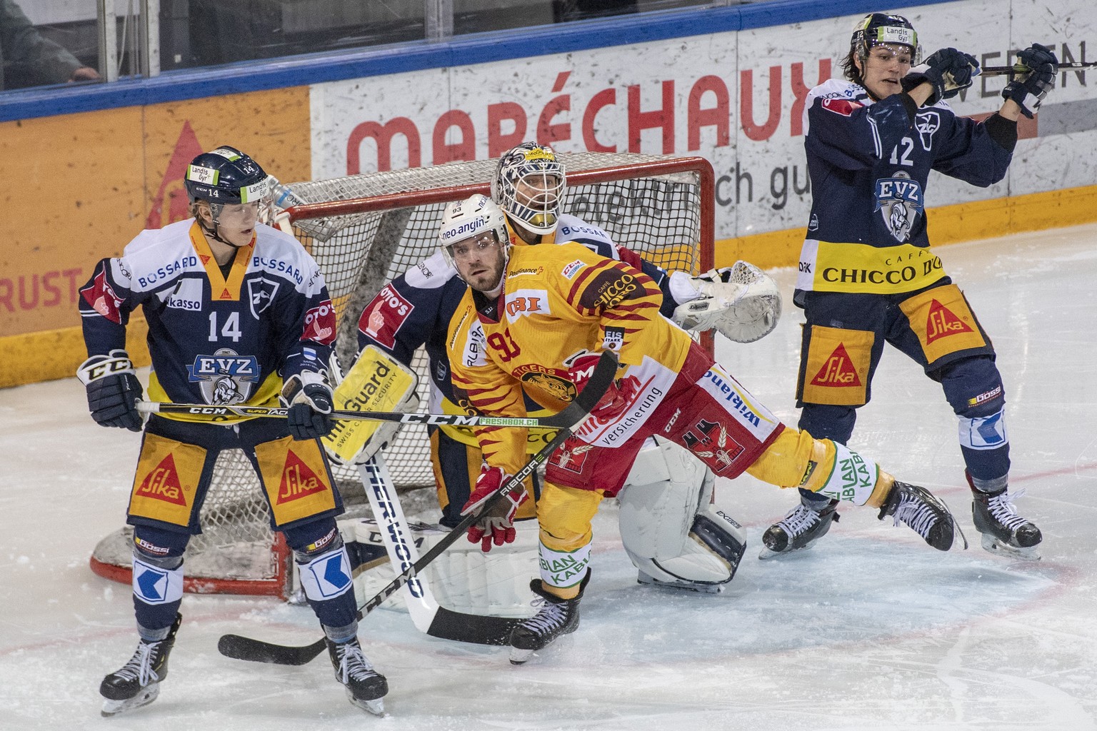 Torhter Tobias Stephan, hinten, von Zug im Spiel gegen Tolan Diem, vorne, von Langnau beim Eishockey Meisterschaftsspiel in der Qualifikation der National League zwischen dem EV Zug und den SC Langna ...