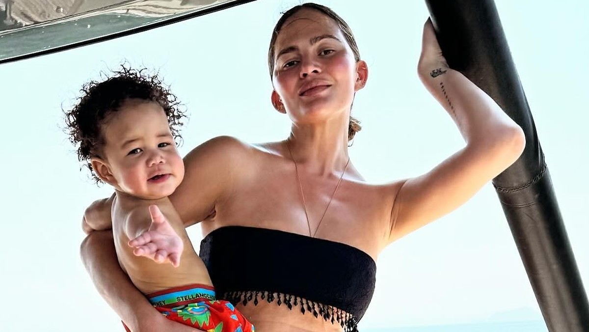 Chrissy Teigen est une ancienne mannequin. Elle est l'auteure de plusieurs livres de cuisine et c'est la femme du chanteur John Legend.