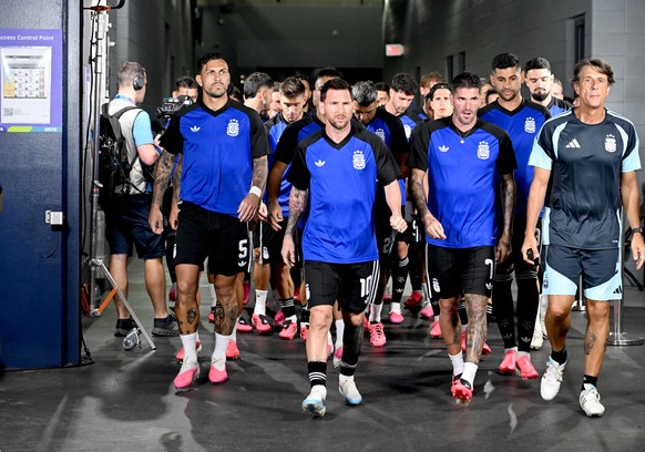 epaselect epa13070192 Team captain Lionel Messi (C) of Argentina leads the team on to the pitch for the warm up before the FIFA World Cup 2026 group stage match Jordan against Argentina, in Dallas, US ...