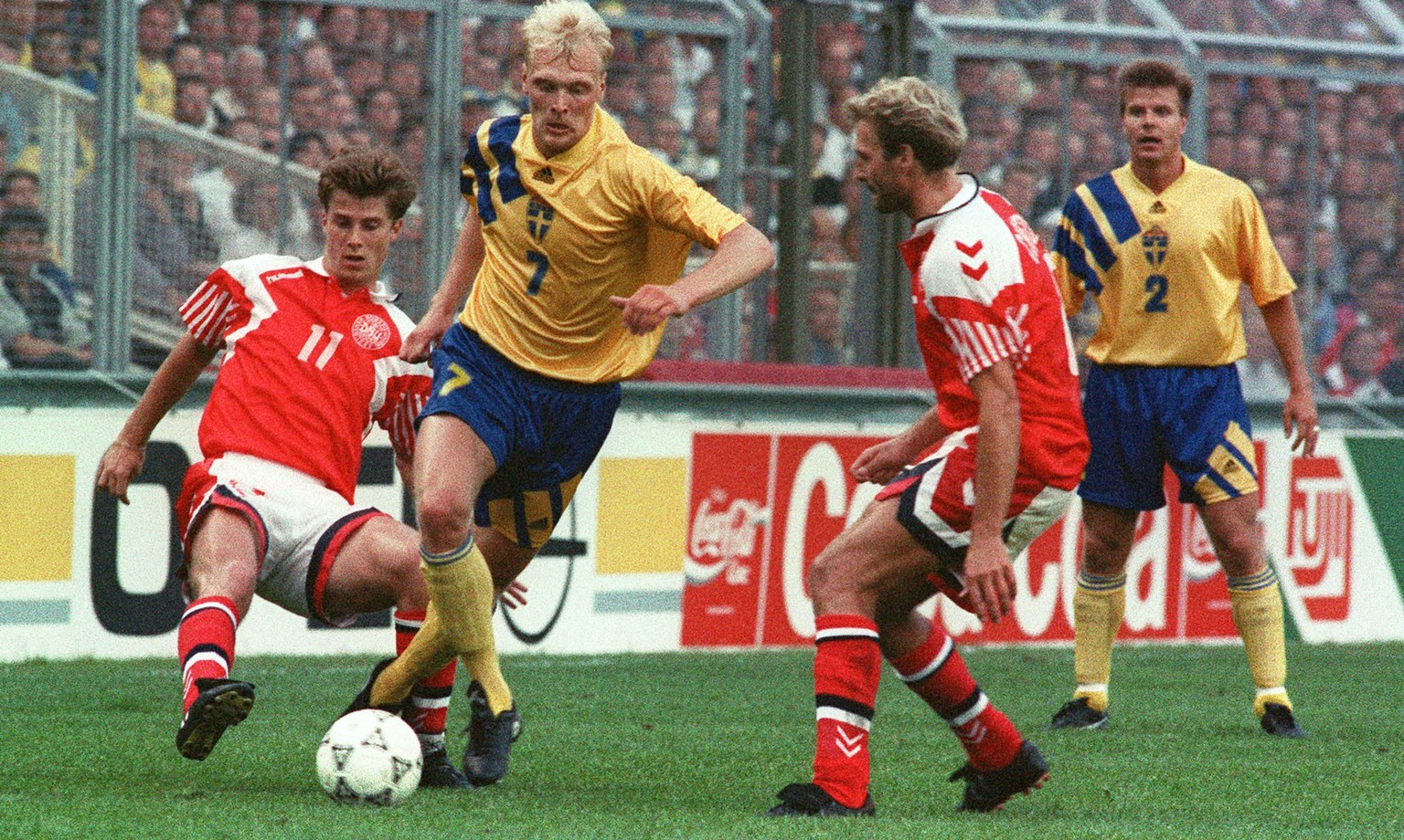 EM 1992: Dänemarks Brian Laudrup versucht, Klas Ingesson zu stoppen.