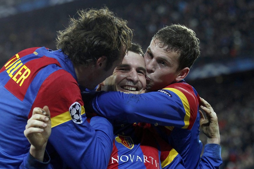 Basel&#039;s Alex Frei, center, celebrates after scoring the 2-0 with teammates Marco Streller, left, and Fabian Frei during the UEFA Champions League Group C soccer match between Switzerland&#039;s F ...