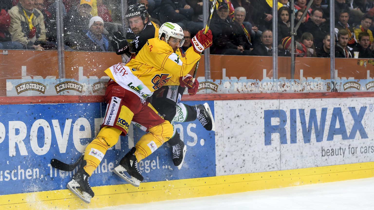 Biels Damien Riat, links, und Berns Adam Almquist, rechts, kaempfen um den Puck, im dritten Eishockey Playoff-Halbfinalspiel der National League zwischen dem SC Bern und dem EHC Biel, am Samstag, 30.  ...