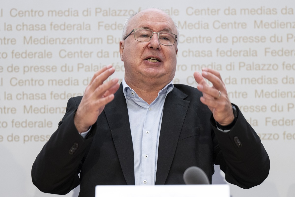 Pierre-Yves Maillard, Praesident SGB, aeussert sich bei ihrer Abstimmungskampagne gegen die Aenderung des Krankenversicherungsgesetzes, am Dienstag, 1. Oktober 2024, in Bern. (KEYSTONE/Peter Schneider ...
