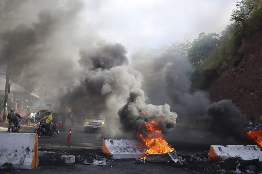 epa06362765 A barricade is lit of fire during a demonstration in Tegucigalpa, Honduras, 01 December 2017. Tensions rose in Honduras with violent protests breaking out on the streets, a few hours befor ...