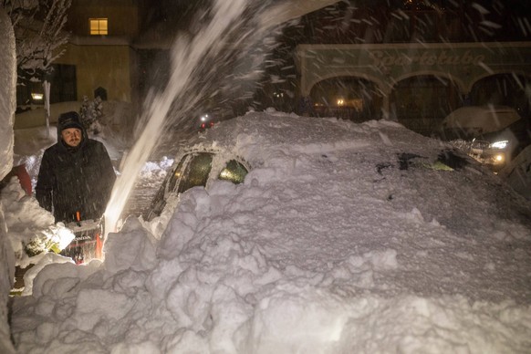 Schon der dritte massive Wintereinbruch in einem Monat sorgt f√ºr regelrechte Schneemassen in √ñsterreich. Seit den Donnerstagvormittagsstunden ist vor allem Ober√∂sterreich und die Hochlagen des Salz ...