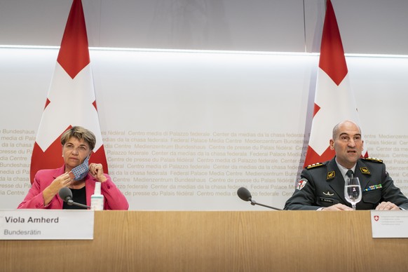 Bundesraetin Viola Amherd, links, und Armeechef Thomas Suessli erlaeutern im Anschluss an die Bundesratssitzung die Wahl des Kampfjets durch die Regierung, am Mittwoch, 30. Juni 2021 in Bern. (KEYSTON ...