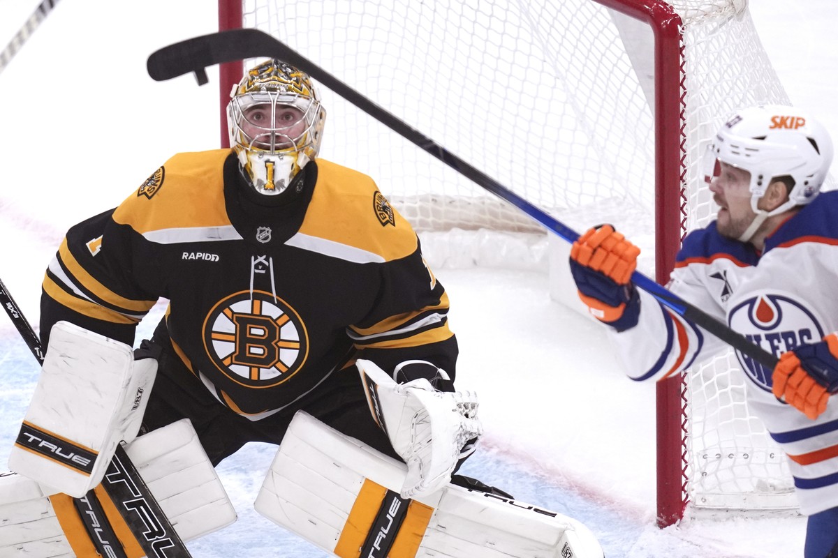 Boston Bruins goaltender Jeremy Swayman (1) keeps his eyes on the puck against Edmonton Oilers left wing Viktor Arvidsson, right, during the second period of an NHL hockey game, Tuesday, Jan. 7, 2025, ...