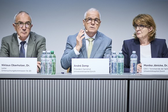 Andre Zemp, Praesident Spitalrat Univeristaetsspital Zuerich, Mitte, spricht neben Niklaus Oberholzer, Leiter der Untersuchungskommission, links, und Monika Jaenicke, CEO, Voristzende der Spitaldirekt ...