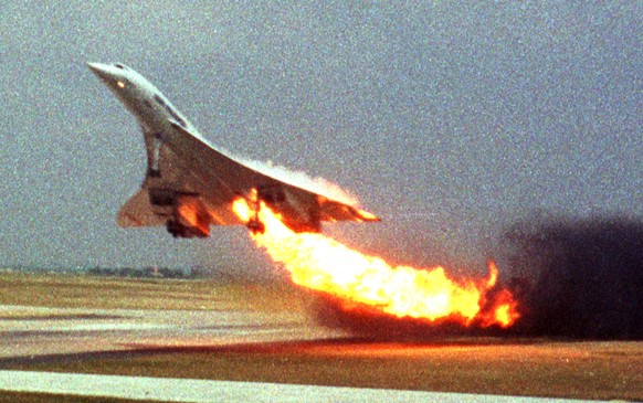 Die Concorde fängt am 25. Juli 2000 am Pariser Flughafen Feuer, 109 Menschen sterben. 