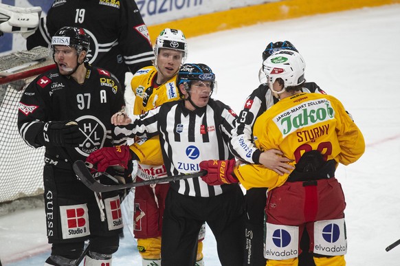 From left, Lugano&#039;s player Brett Connolly and referee Daniel Stricker, during the preliminary round game of the National League 2022/23 between HC Lugano against SCL Tigers at the ice stadium Cor ...