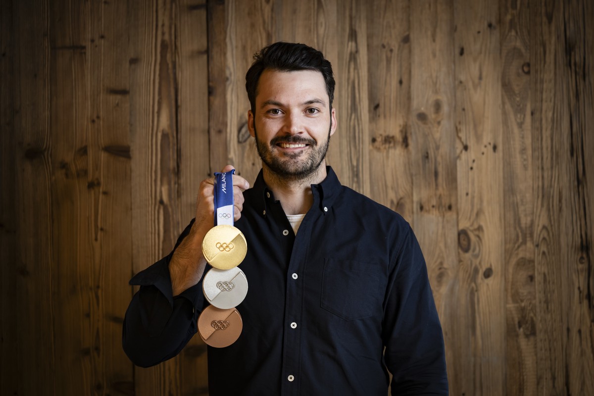 KEYPIX - Le skieur Loic Meillard pose avec ses medailles avant une reception le vendredi 10 avril 2026 a Heremence en Valais. Le village d'Heremence a fait la fete, vendredi soir, a ses deux spor ...