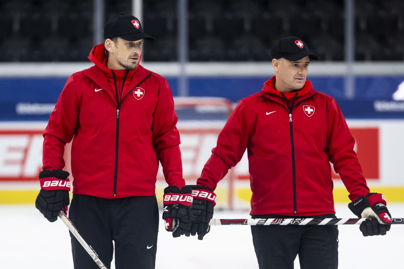Head Coach Patrick Fischer, links, und Assistant Coach Jan Cadieux, rechts, beim Training der Schweizer Eishockey-Nationalmannschaft vor der Euro Hockey Tour, am Mittwoch, 10. Dezember 2025 in der Swi ...