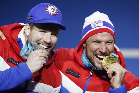 epa06528097 (L-R) Silver medal winner Kjetil Jansrud of Norway and gold medal winner Aksel Lund Svindal of Norway during the medal ceremony for the men&#039;s Alpine Downhill race at the PyeongChang 2 ...