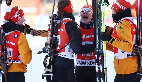 Grosse Freude bei den Deutschen: Die Frauen-Staffel gewinnt in Antholz.