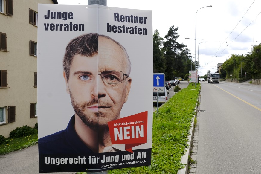 Plakat der Gegner zur Altersvorsorge 2020 in Schaffhausen am Donnerstag, 7. September 2017. Die Volksabstimmung ueber die Altersvorsorge 2020 findet am 24. September 2017 statt.(KEYSTONE/Walter Bieri)