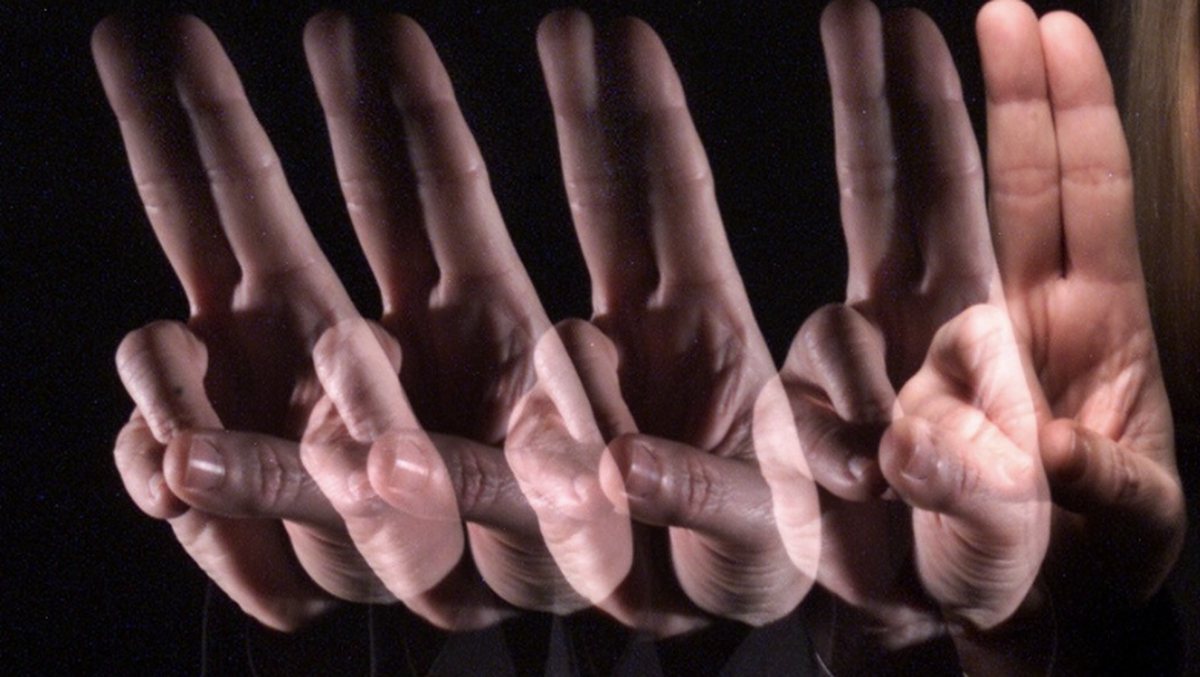 La thérapie EMDR cible les mémoires traumatiques des individus grâce aux mouvements oculaires.