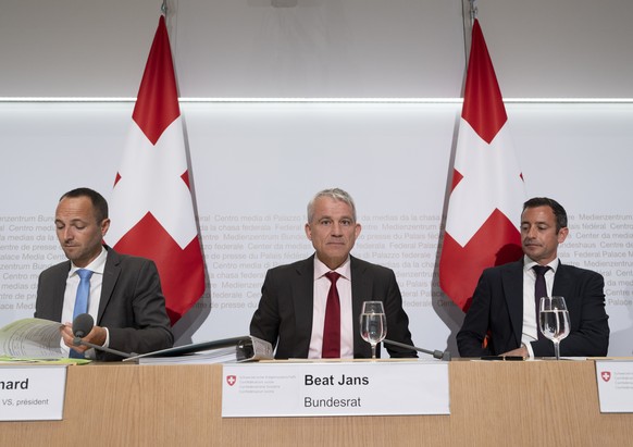 Praesident des Staatsrats Mathias Reynard, Prasident SODK, Bundesrat Beat Jans, und Staatsrat Vassilis Venizelos, Praesident Verein Electronic Monitoring (EM), von links, sprechen an einer Medienkonfe ...