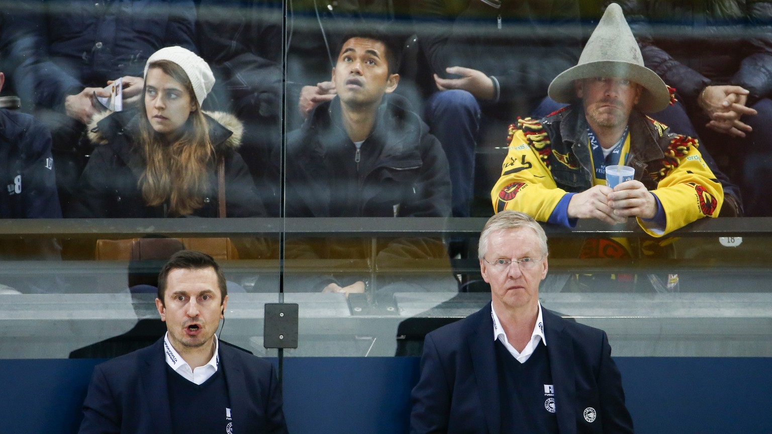 ARCHIVBILD ZUR VERPFLICHTUNG VON VILLE PELTONEN ALS TRAINER DES LAUSANNE HC, AM SAMSTAG, 11. NOVEMBER 2017 - Berns Assistenztrainer Ville Peltonen, links, und Berns Cheftrainer Kari Jalonen, rechts, i ...