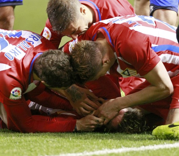 epa05825869 Atletico Madrid players (L-R) Sime Vrsaljko, Gabi Fernandez and Jose Maria Jimenez attends Fernando Torres after receiving a blow and falling unconscious down during the Spanish Primera Di ...