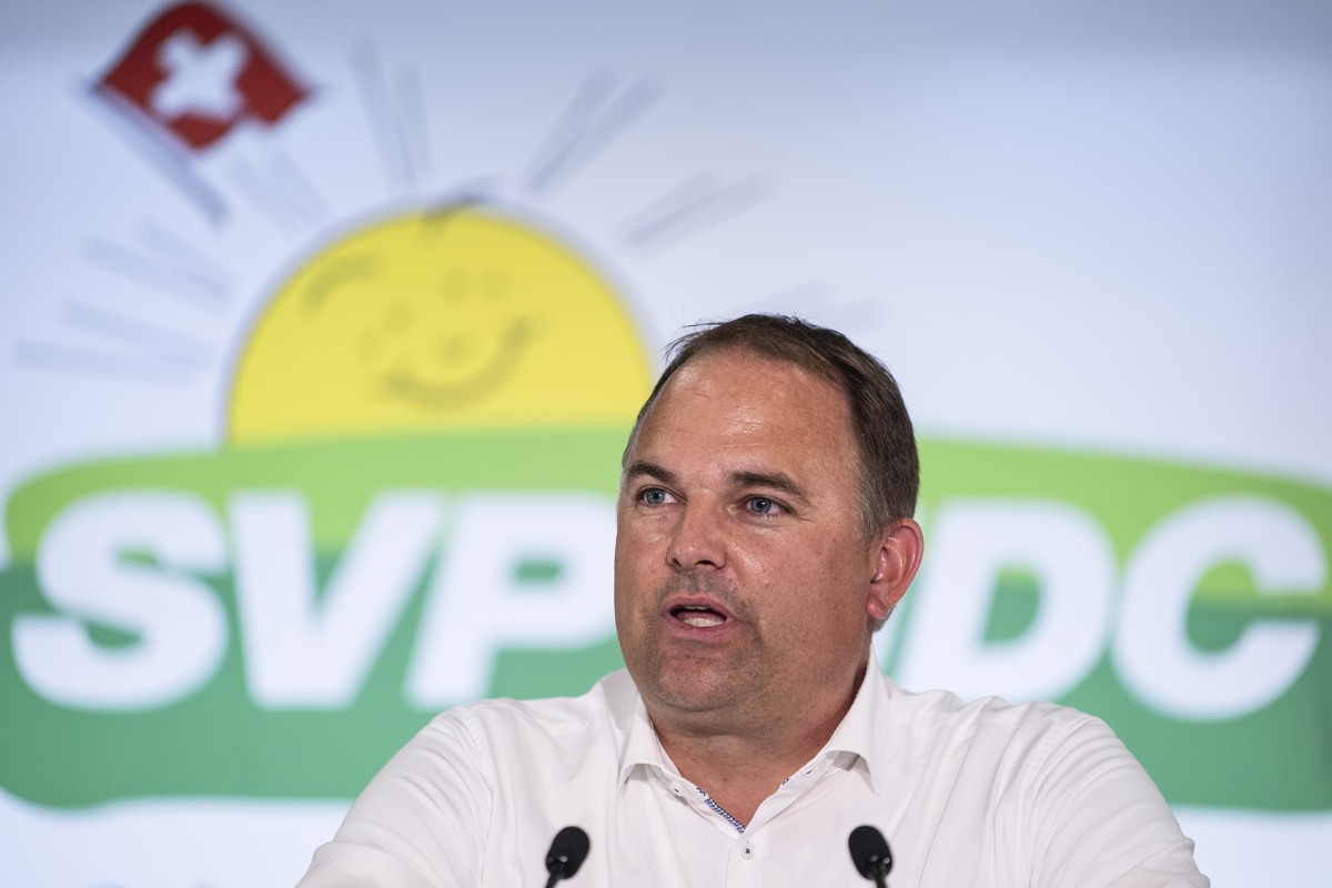 Parteipraesident Marcel Dettling, SZ, spricht zu den Delegierten, an der Delegiertenversammlung der SVP Schweiz, am Samstag, 17. August 2024 in Leuk. (KEYSTONE/Alessandro della Valle)