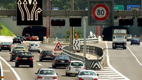 JAHRESRUECKBLICK 2004 - INLAND - DIE DRITTE ROEHRE IM BAREGGTUNNEL WIRD EROEFFNET: Automobilisten fahren am Dienstag, 3. August 2004, bei Baden durch den Baregg-Tunnel. Die dritte Roehre, ganz rechts, ...