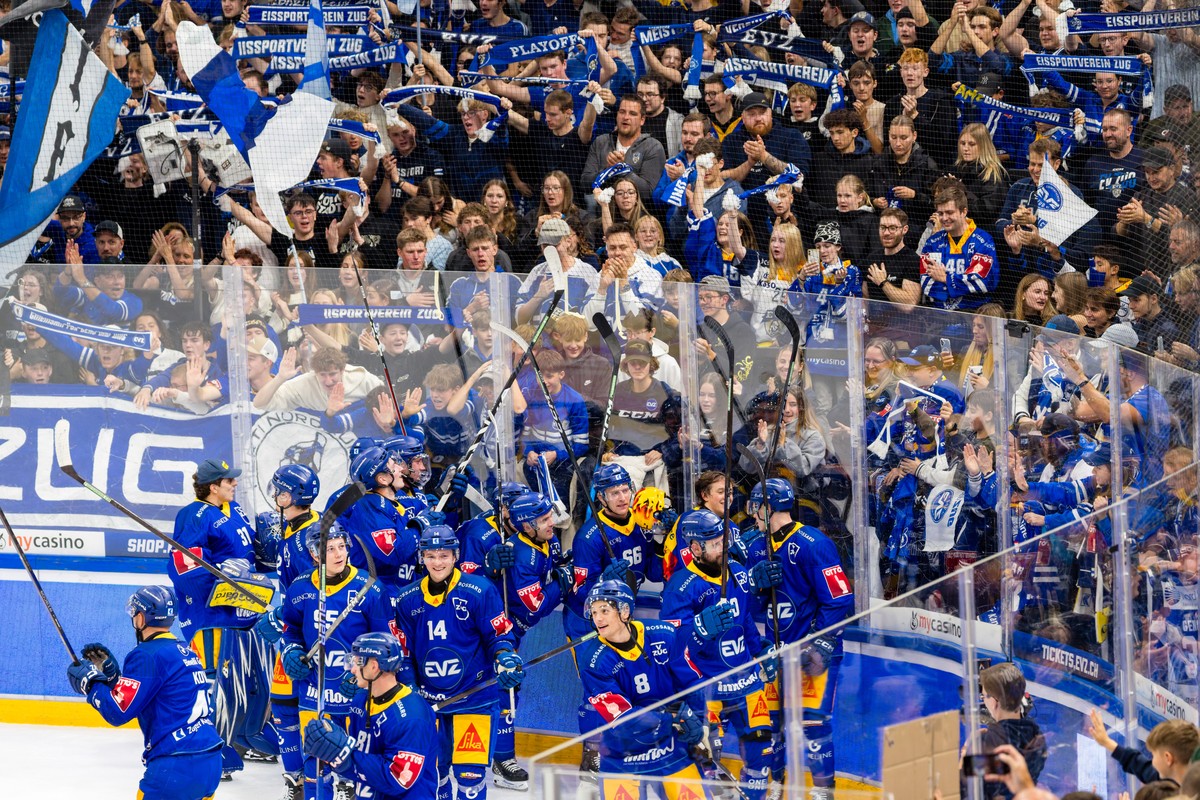 im Spiel der Eishockey National League zwischen dem EV Zug, EVZ, und Lausanne HC, LHC, am Freitag, 23. Oktober 2026 in der Oym Hall in Zug. (KEYSTONE/Philipp Schmidli)