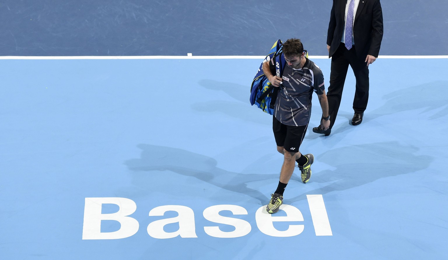 Abmarsch: Stan Wawrinka trottet in Basel nach dem Erstrunden-Aus enttäuscht von dannen.