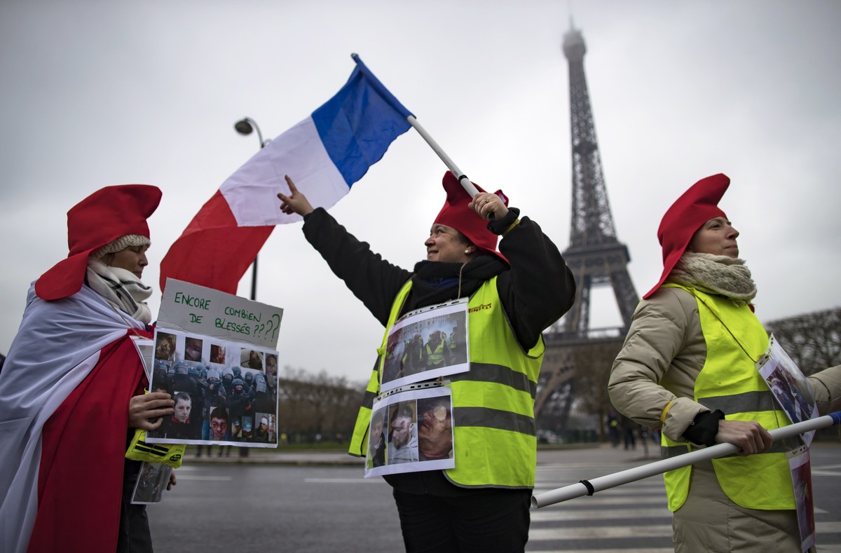 epa07302996 Protesters wearing revolutionnary phrygian caps take part in a Women's 'Gilets Jaunes' (Yellow Vests) protest in front of the Eiffel Tower, in Paris, France, 20 January 2019 ...
