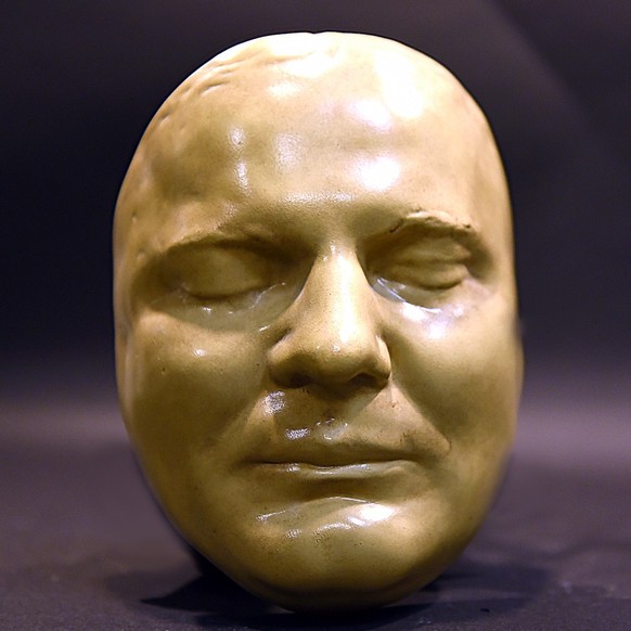 FBI artefacts: Pretty Boy Floyd death mask 
https://www.fbi.gov/history/artifacts/pretty-boy-floyds-death-mask