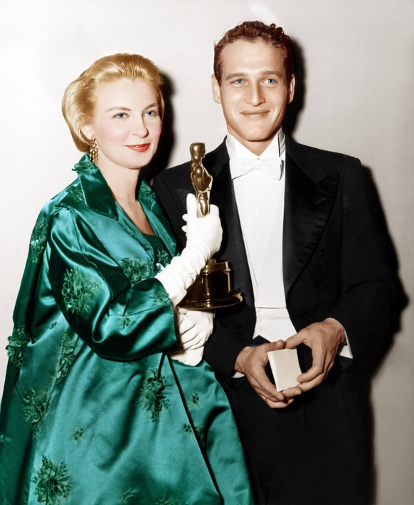 Joanne Woodward and husband Paul Newman beam over her Oscar for Best Actress in THE THREE FACES OF EVE 1957, 1958 Courtesy Everett Collection ACHTUNG AUFNAHMEDATUM GESCH�TZT PUBLICATIONxINxGERxSUIxAUT ...