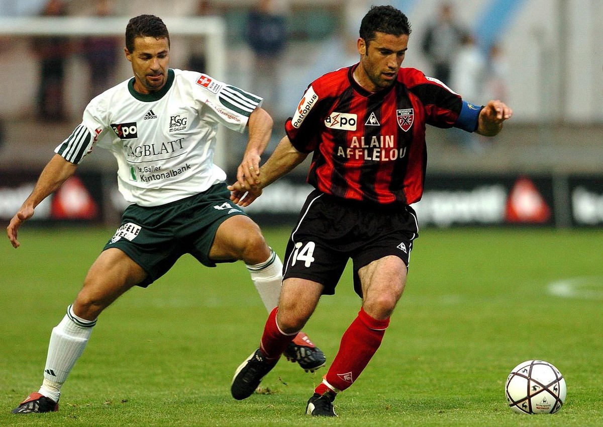 Le Neuchatelois Eddy Barea, droite, lutte pour la balle avec le St Gallois Jairo, gauche, lors du match de football de Super League Neuchatel Xamax contre FC St Gall, ce samedi 1 mai 2004, au stade de ...