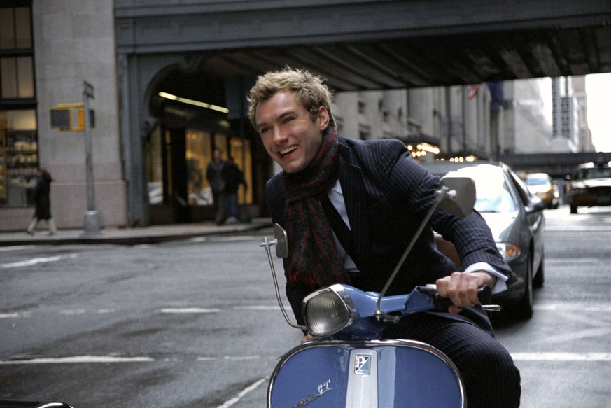 JUDE LAW in ALFIE, 2004, directed by CHARLES SHYER. Copyright PARAMOUNT PICTURES. Credit: PARAMOUNT PICTURES / Album