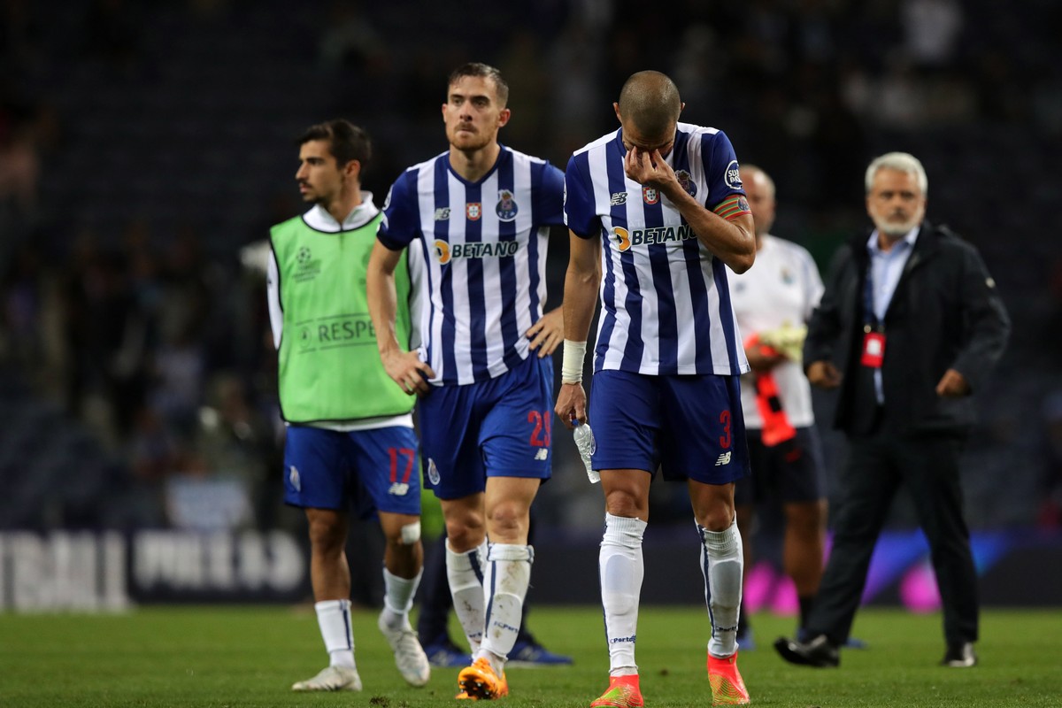 epa10182522 FC Porto's plauer Pepe reacts in the end of the Champions League group B soccer match against Club Brugge, at Dragao stadium, in Porto, Portugal, 13 September 2022. EPA/ESTELA SILVA