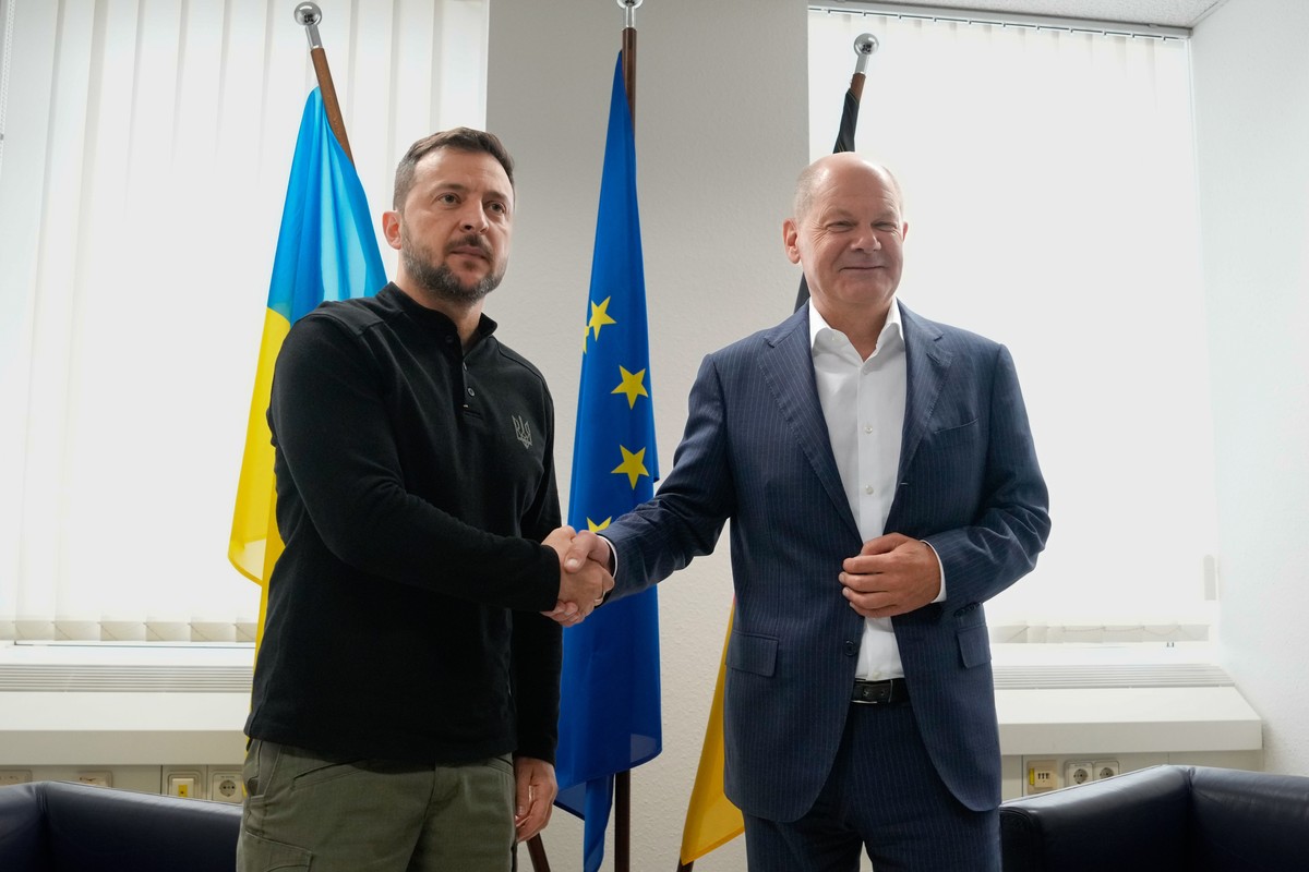 epa11589212 German Chancellor Olaf Scholz (R) meets Ukraine's President Volodymyr Zelensky for a bilateral talk at Frankfurt Airport, in Frankfurt am Main, Germany, 06 September 2024. Zelensky me ...