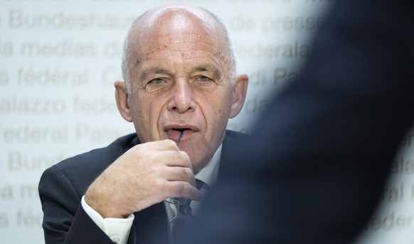 Bundesrat Ueli Maurer, Vorsteher des Eidgenoessischen Finanzdepartements EFD, aeussert sich an einer Medienkonferenz zur Aenderung des Bundesgesetzes ueber die Verrechnungssteuer, am Montag, 15. Augus ...