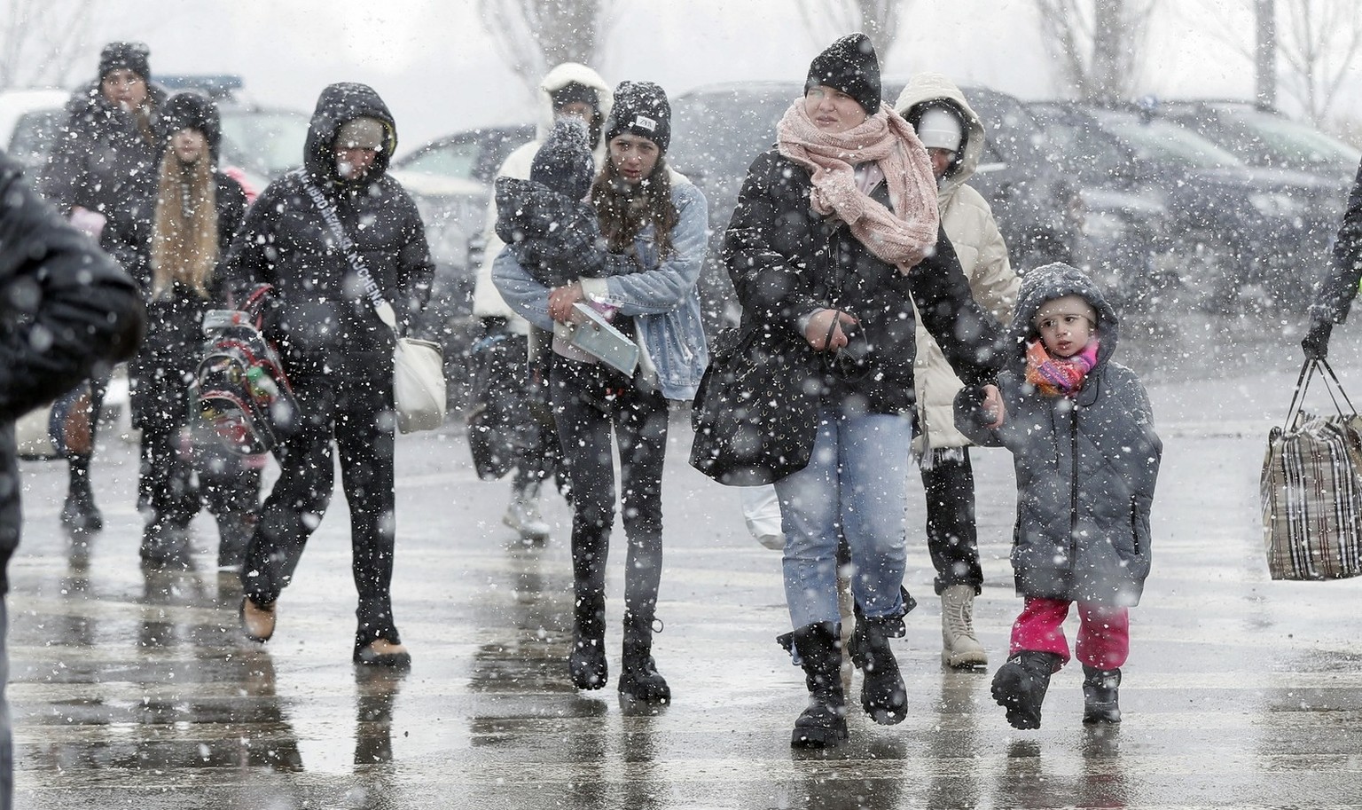 Ukrainian people pass through the border crossing of Siret, northern Romania, 08 March 2022. Since Russia began its military operations in Ukraine on 24 February, some 291,081 Ukrainian refugees have  ...