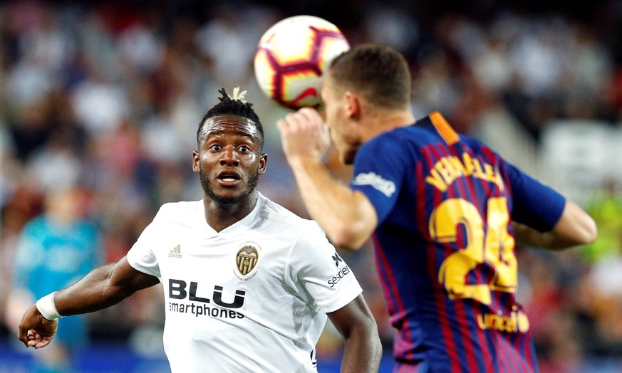 epa07077616 Valencia CF&#039;s Michy Batshuayi (L) in action against FC Barcelona&#039;s Thomas Varmaele (R) during a Spanish LaLiga soccer match between Valencia CF and FC Barcelona at Mestalla stadi ...