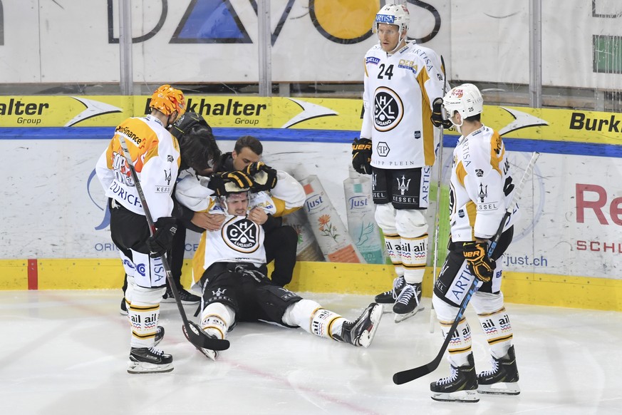 Der Luganesi Bobby Sanguinetti wird abtransportiert nach einem Check vom Davoser Andres Ambuehl, beim Eishockey-Qualifikationsspiel der National League A zwischen dem HC Davos und dem HC Lugano, am Di ...