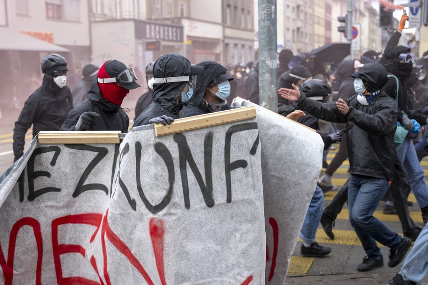 Anhenger der Bewegung Basel Nazifrei an einer Kundgebung gegen eine angekuendigte Veranstaltung der Bewegung Mass-Voll! in Basel, am Samstag, 21. Oktober 2023. Basel hatte fuer das ganze Wochenende ei ...