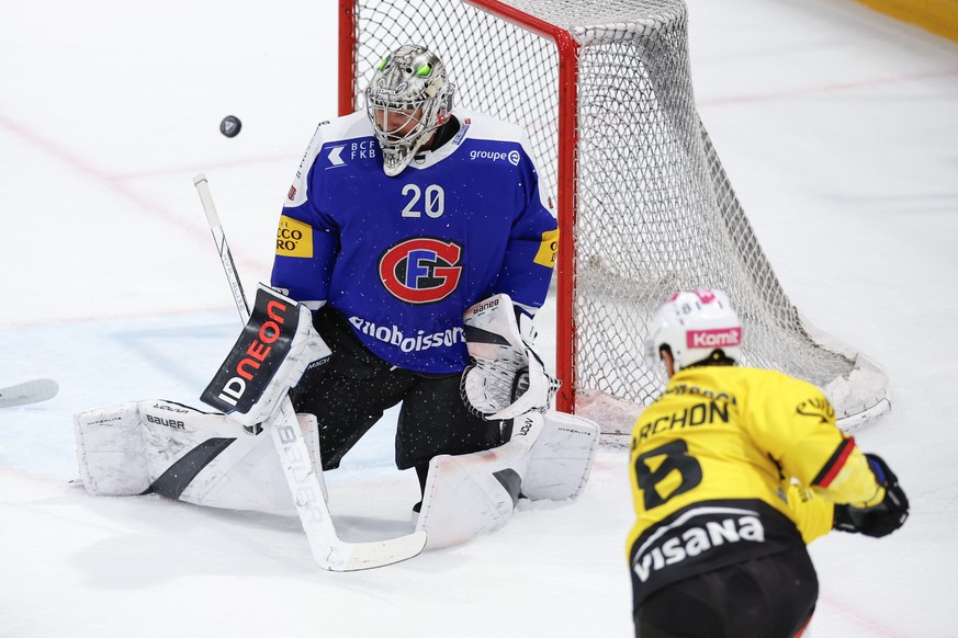 Marc Marchon (SCB) vergibt eine Chance gegen Torhueter Reto Berra (HCFG) im sechsten Eishockey Playoff Viertelfinalspiel der National League zwischen dem HC Fribourg Gotteron und dem SC Bern, am Monta ...