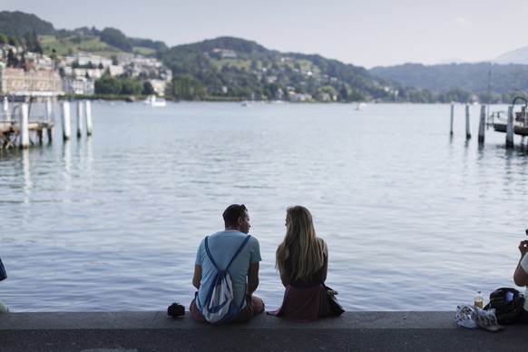 Sommerliche Stimmung am See in Luzern, aufgenommen am 16. Juli 2015. (KEYSTONE/Gaetan Bally)

Summerly atmosphere at the lake side in Lucerne, Switzerland, on July 16, 2015. (KEYSTONE/Gaetan Bally)