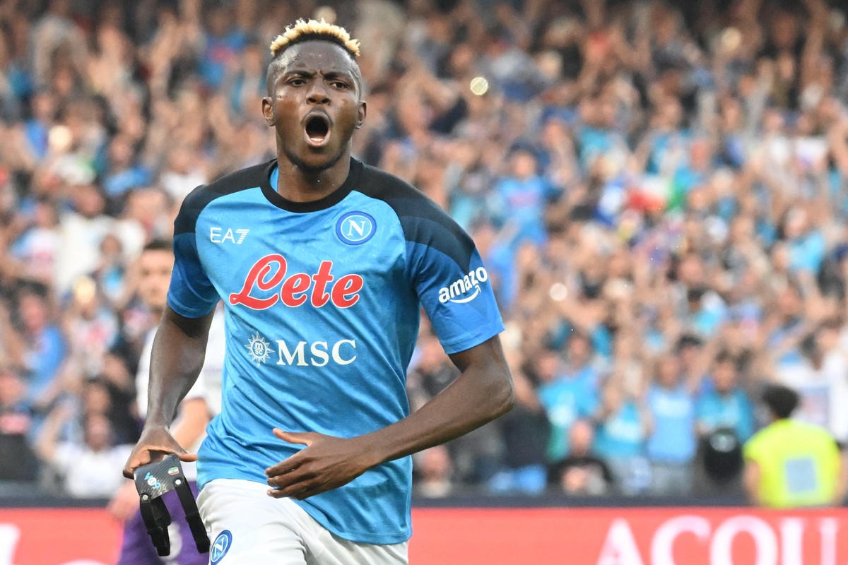 epa10614400 Napoli's Victor Osimhen celebrates converting a peantly to put the score 1-0 during the Serie A soccer match between SSC Napoli and ACF Fiorentina in Naples, Italy, 07 May 2023. EPA/C ...