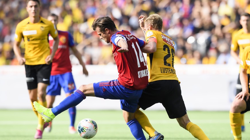 Basels Valentin Stocker, links, gegen YBs Fabian Lustenberger, rechts, im Fussball Meisterschaftsspiel der Super League zwischen dem BSC Young Boys und dem FC Basel, im Stade de Suisse in Bern, am Son ...