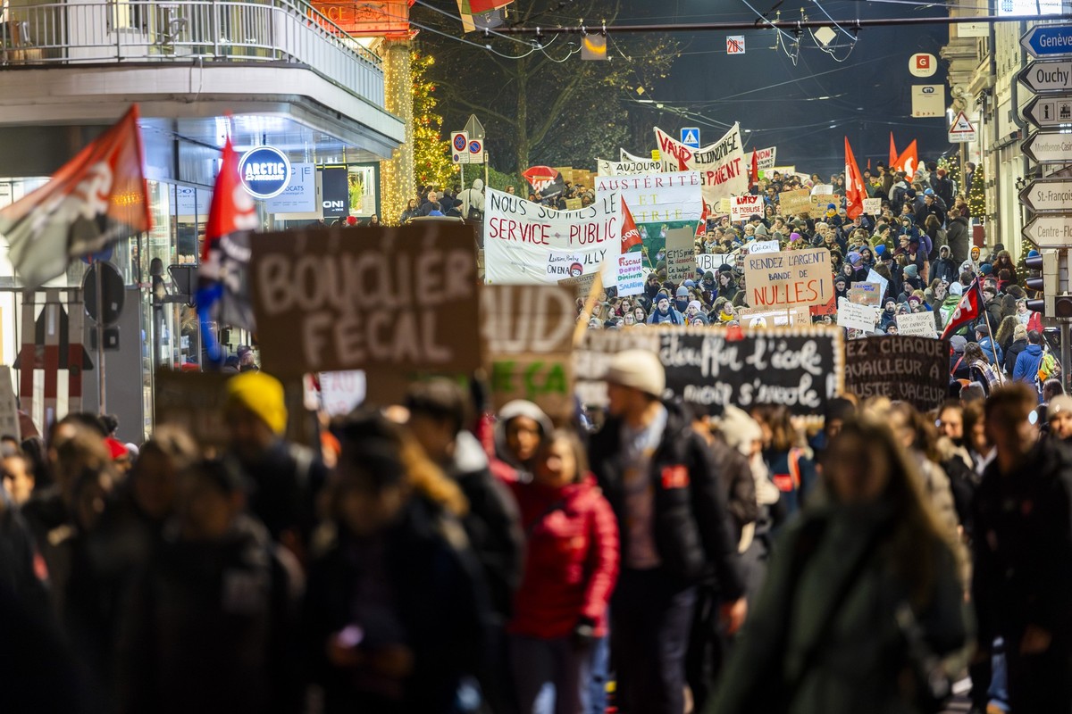 KEYPIX - Des membres de la fonction publique vaudoise manifestent en cortege dans les rues de la ville, lors d'une journee d'action et de greve du secteur de la fonction publique du canton d ...