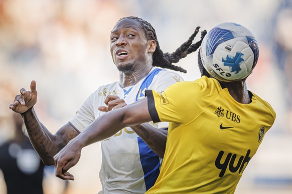 Brandon Soppy (LS), gauche, lutte pour le ballon contre Joel Monteiro (YB), droite, lors de la rencontre de football de Swiss Super League entre le FC Lausanne-Sport, LS, et le BSC Young Boys, YB, ce  ...