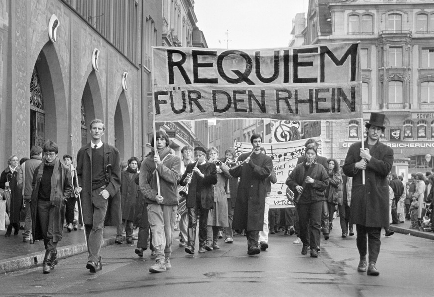 ARCHIVE --- VOR 30 JAHREN, AM 1. NOVEMBER 1986, BRACH AUF DEM GELAENDE DER DAMALIGEN CHEMIEFIRMA SANDOZ IN SCHWEIZERHALLE EIN GROSSBRAND AUS. EIN LAGERGEBAEUDE MIT UEBER 1000 TONNEN CHEMIKALIEN BRANNT ...