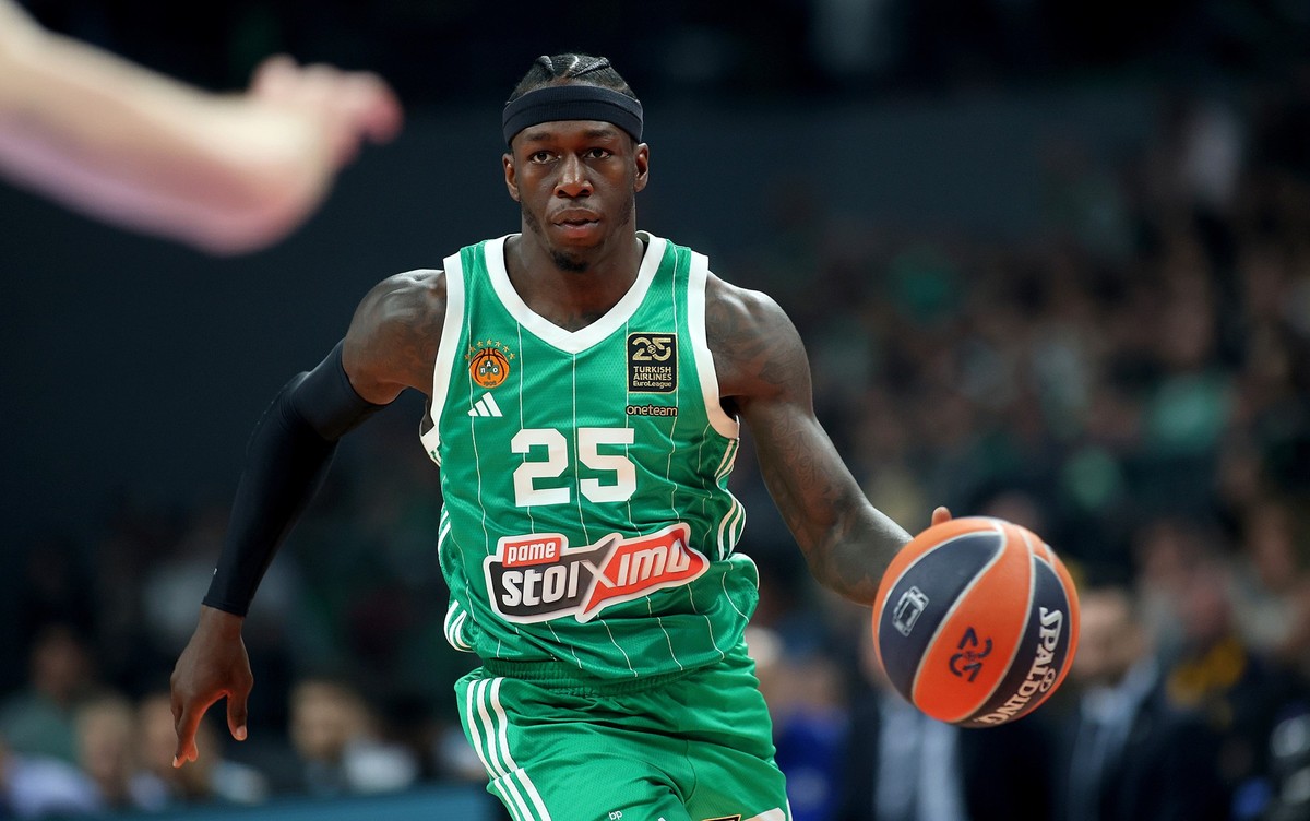 epa11979734 Panathinaikos' Kendrick Nunn in action during the Euroleague basketball match between Panathinaikos and Alba Berlin, in Athens, Greece, 21 March 2025. EPA/PETE ANDREOU