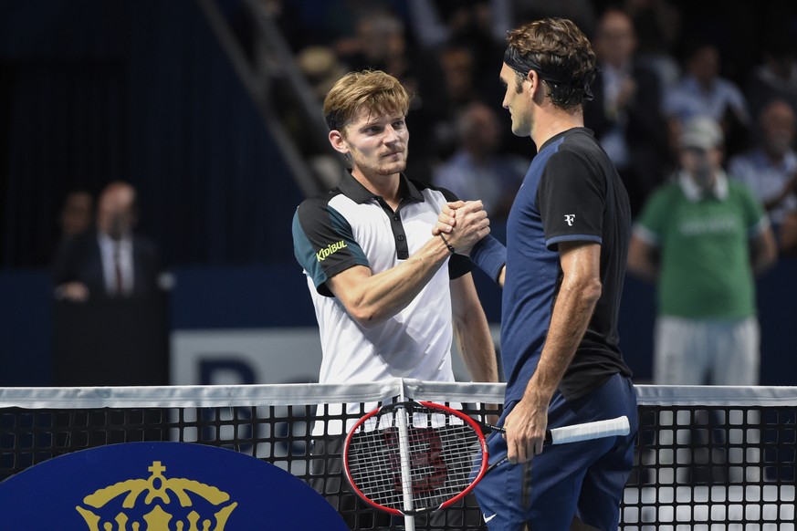 Um 23.30 Uhr darf Roger Federer doch noch die Gratulationen von David Goffin entgegen nehmen.