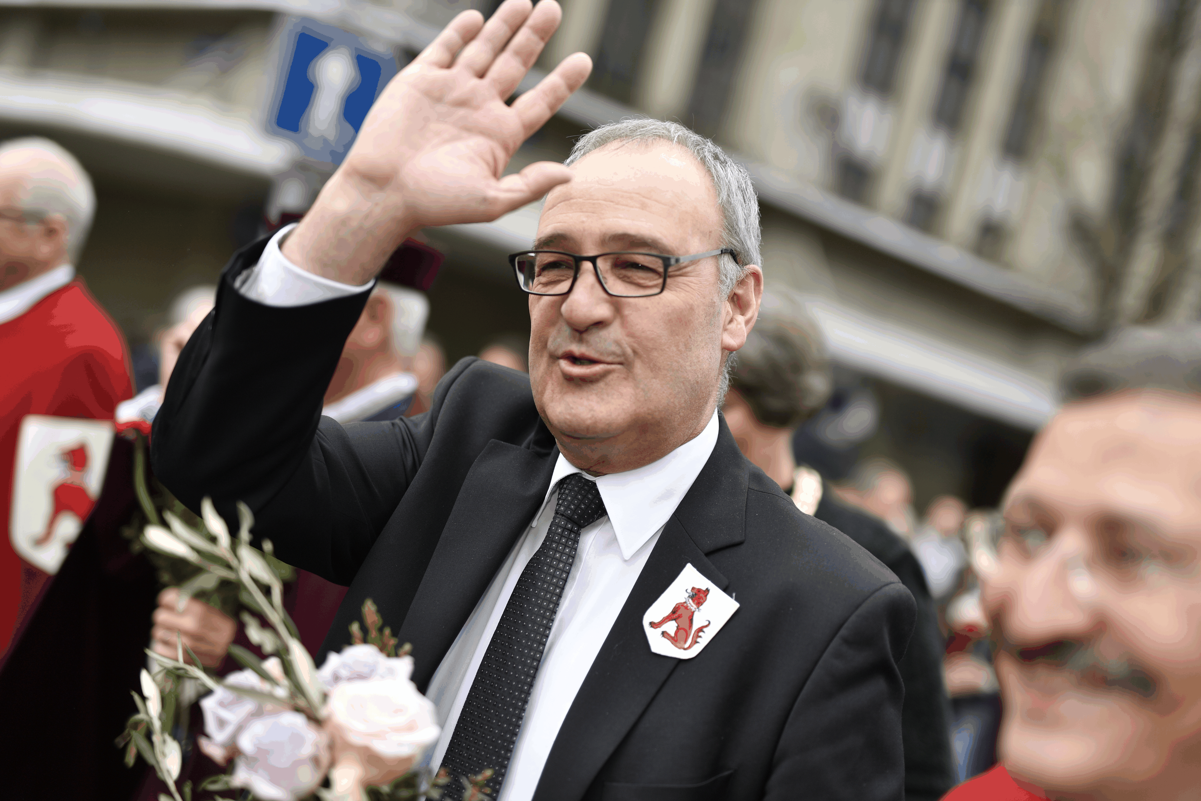 Bundesrat Guy Parmelin marschiert als Ehrengast der Gesellschaft zur Constaffel am Zug der Zuenfte zum Feuer beim Sechselaeuten am Montag, 8. April 2019, in Zuerich. (KEYSTONE/Walter Bieri)