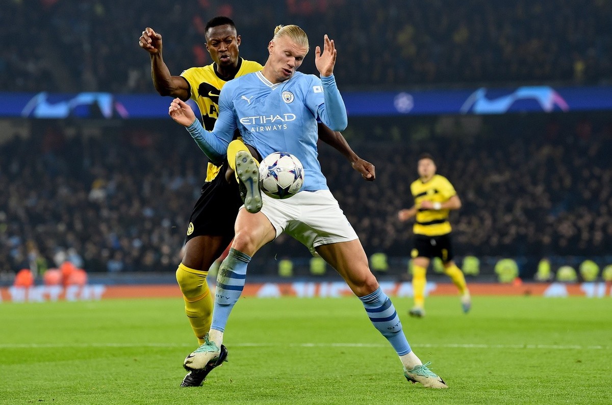epa10963490 Erling Haaland (R) of Manchester City and Mohamed Ali Camara of Young Boys in action during the UEFA Champions League Group G match between Manchester City and Young Boys Bern, in Manchest ...